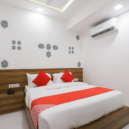 Oyo 49805 The Midway Sky Hotel Gandhinagar Exterior photo