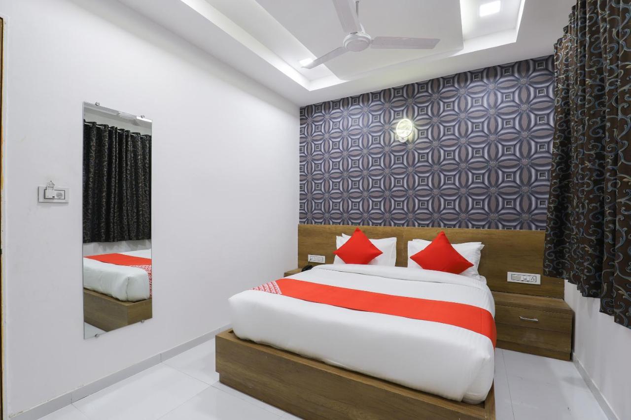 Oyo 49805 The Midway Sky Hotel Gandhinagar Exterior photo