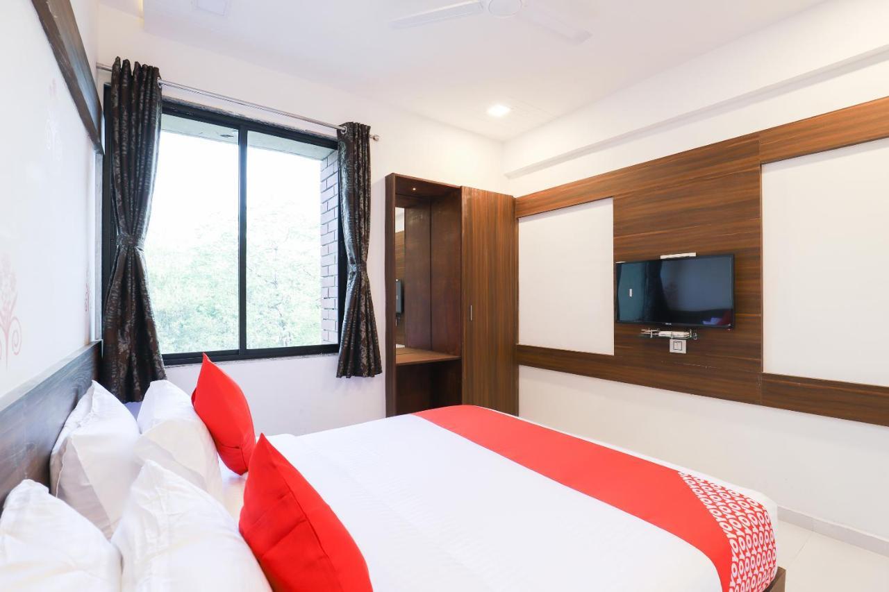 Oyo 49805 The Midway Sky Hotel Gandhinagar Exterior photo