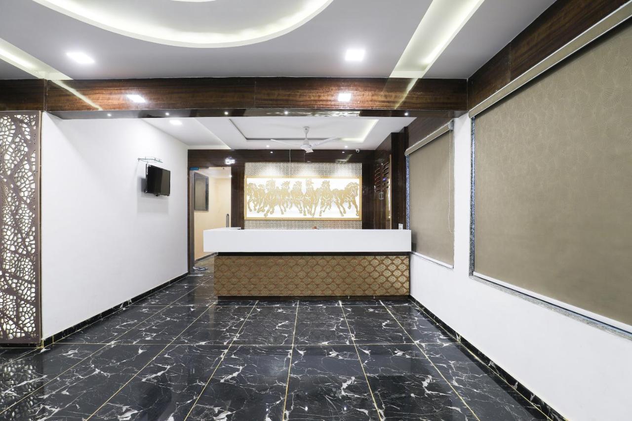Oyo 49805 The Midway Sky Hotel Gandhinagar Exterior photo