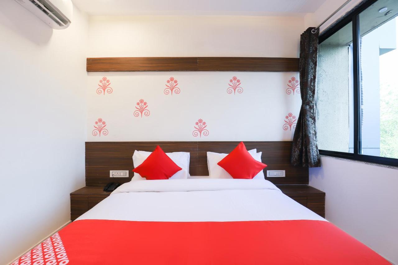 Oyo 49805 The Midway Sky Hotel Gandhinagar Exterior photo